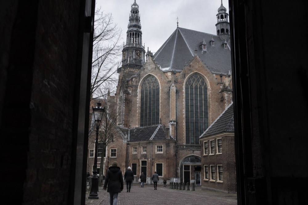 A narrow side street leading away from Oude Kerk