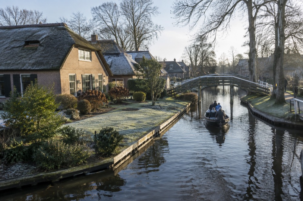 A narrow side street leading away from Giethoorn