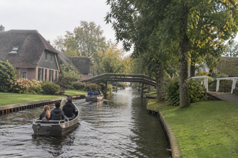 Late afternoon light on the buildings around Giethoorn