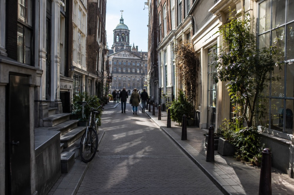 A narrow side street leading away from Dam Square