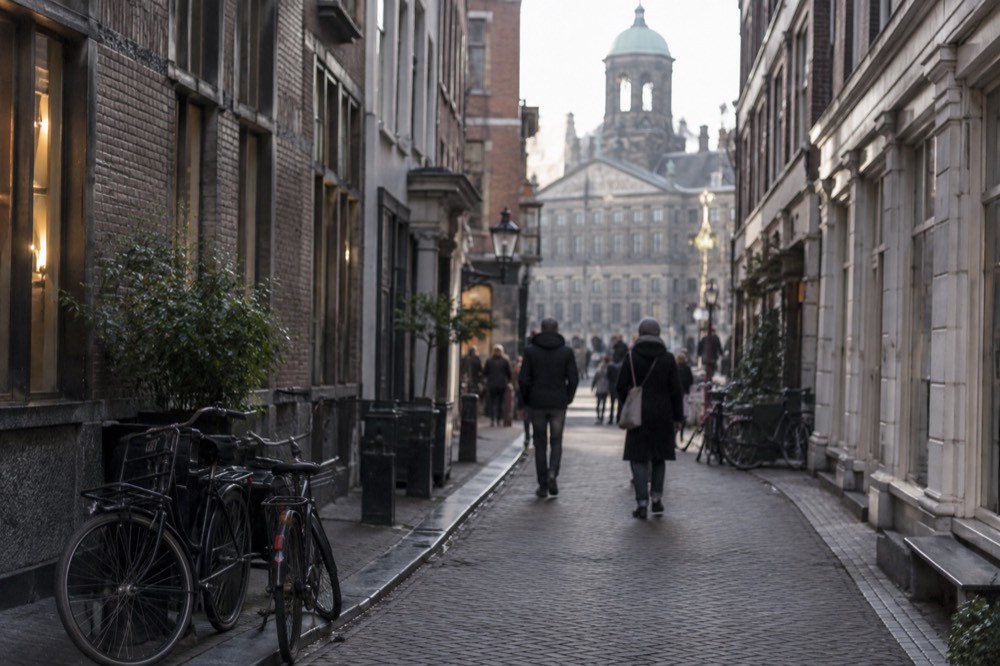 A narrow side street leading away from Dam Square